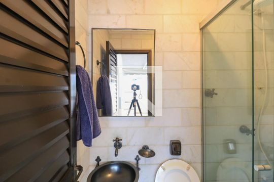 Apartamento mobiliado com 3 quartos para compra. Excelente oportunidade de venda! — Banheiro churrasqueira