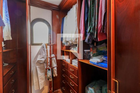 Apartamento mobiliado com 3 quartos para compra. Excelente oportunidade de venda! — Closet da suíte