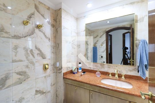 Apartamento mobiliado com 3 quartos para compra. Excelente oportunidade de venda! — Banheiro Corredor