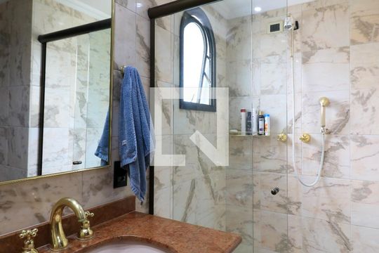 Apartamento mobiliado com 3 quartos para compra. Excelente oportunidade de venda! — Banheiro Corredor