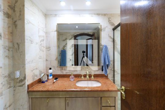 Apartamento mobiliado com 3 quartos para compra. Excelente oportunidade de venda! — Banheiro Corredor