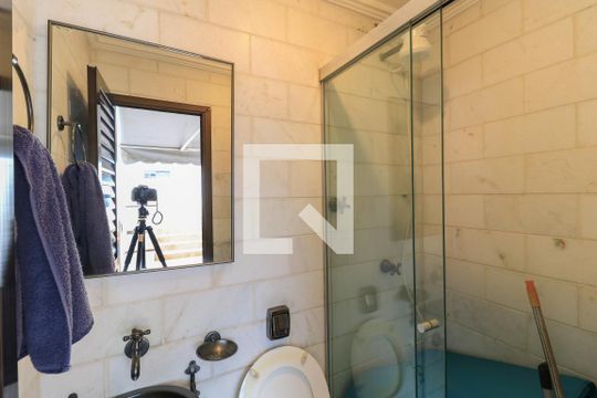 Apartamento mobiliado com 3 quartos para compra. Excelente oportunidade de venda! — Banheiro churrasqueira