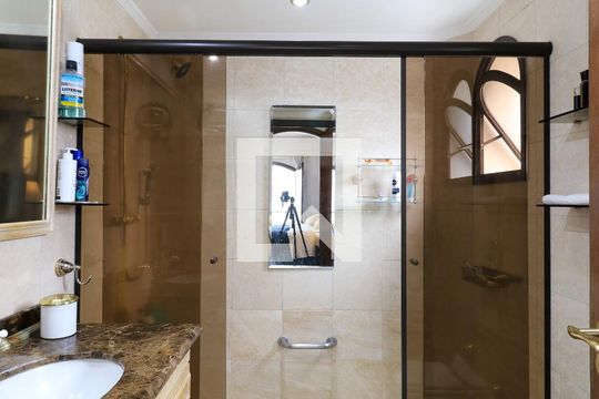 Apartamento mobiliado com 3 quartos para compra. Excelente oportunidade de venda! — Banheiro da Suíte