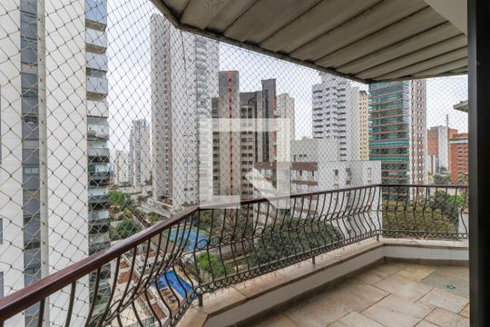 Apartamento mobiliado com 3 quartos para compra. Excelente oportunidade de venda! — Varanda da Sala