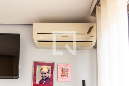 Compra apartamento na Bela Vista com 2 quartos, piscina e churrasqueira no condomínio. — Suíte - Quarto 1 - Ar Condicionado