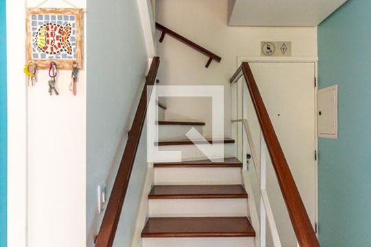 Compra apartamento na Bela Vista com 2 quartos, piscina e churrasqueira no condomínio. — Sala - Escada acesso Quartos