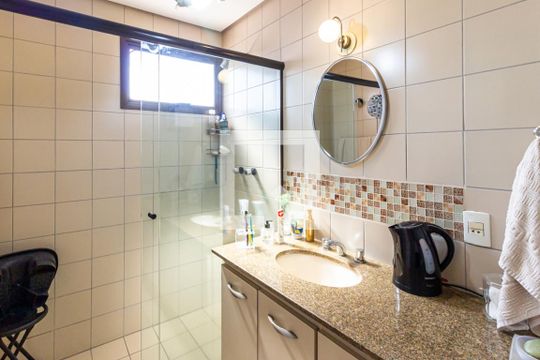 Compra apartamento na Bela Vista com 2 quartos, piscina e churrasqueira no condomínio. — Suíte - Banheiro
