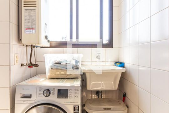 Compra apartamento na Bela Vista com 2 quartos, piscina e churrasqueira no condomínio. — Área de Serviço