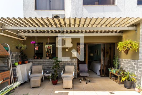 Compra apartamento na Bela Vista com 2 quartos, piscina e churrasqueira no condomínio. — Sala - Quintal/Varanda