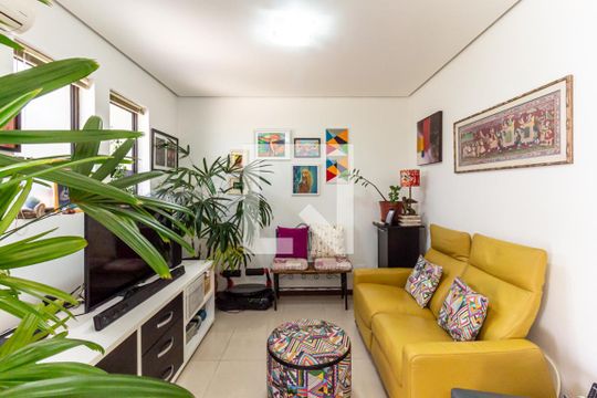 Compra apartamento na Bela Vista com 2 quartos, piscina e churrasqueira no condomínio. — Sala