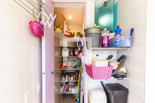 Compra apartamento na Bela Vista com 2 quartos, piscina e churrasqueira no condomínio. — Área de Serviço - Dispensa