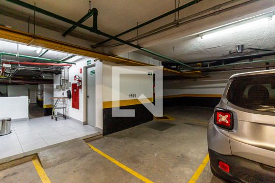 Compra apartamento na Bela Vista com 2 quartos, piscina e churrasqueira no condomínio. — Área Individual - Garagem