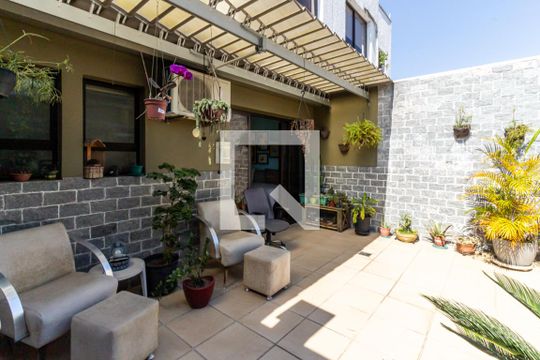 Compra apartamento na Bela Vista com 2 quartos, piscina e churrasqueira no condomínio. — Sala - Quintal/Varanda