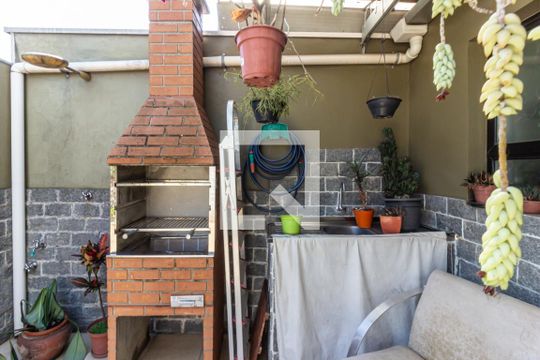 Compra apartamento na Bela Vista com 2 quartos, piscina e churrasqueira no condomínio. — Sala - Quintal/Varanda - Churrasqueira