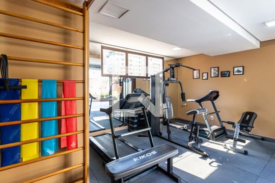 Compra apartamento na Bela Vista com 2 quartos, piscina e churrasqueira no condomínio. — Área Comum - Academia