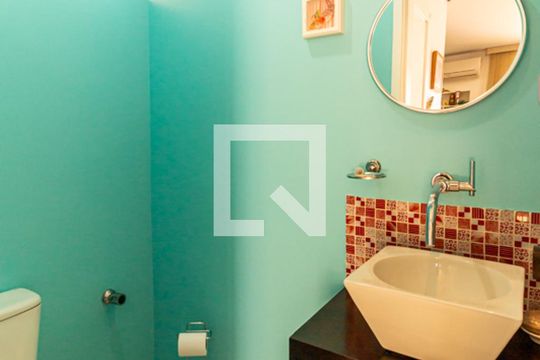 Compra apartamento na Bela Vista com 2 quartos, piscina e churrasqueira no condomínio. — Sala - Lavabo
