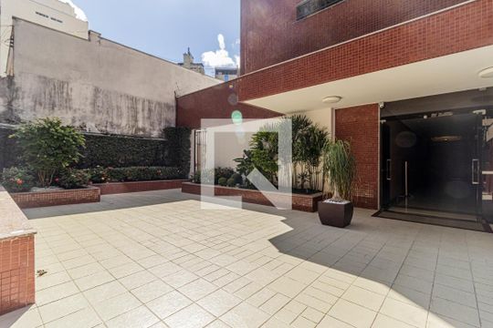 Compra apartamento na Bela Vista com 2 quartos, piscina e churrasqueira no condomínio. — Área Comum - Hall de Entrada