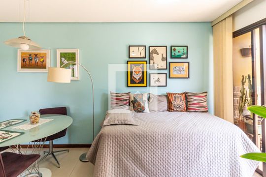 Compra apartamento na Bela Vista com 2 quartos, piscina e churrasqueira no condomínio. — Sala