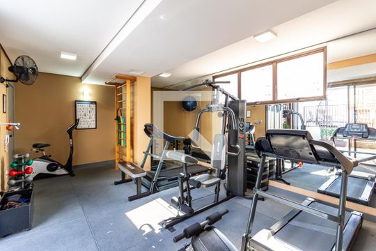 Compra apartamento na Bela Vista com 2 quartos, piscina e churrasqueira no condomínio. — Área Comum - Academia