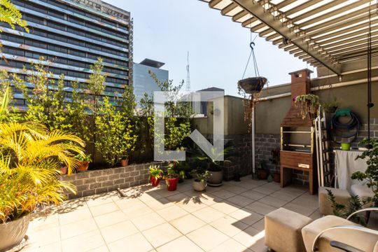 Compra apartamento na Bela Vista com 2 quartos, piscina e churrasqueira no condomínio. — Sala - Quintal/Varanda
