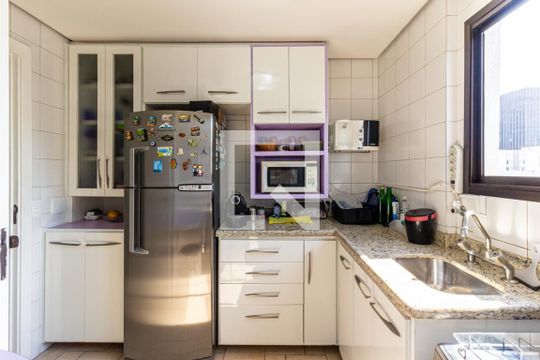 Compra apartamento na Bela Vista com 2 quartos, piscina e churrasqueira no condomínio. — Cozinha