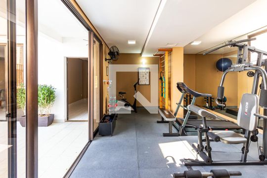 Compra apartamento na Bela Vista com 2 quartos, piscina e churrasqueira no condomínio. — Área Comum - Academia