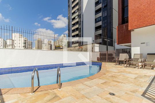 Compra apartamento na Bela Vista com 2 quartos, piscina e churrasqueira no condomínio. — Área Comum - Piscina