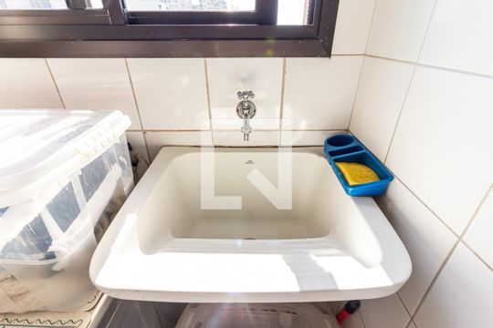 Compra apartamento na Bela Vista com 2 quartos, piscina e churrasqueira no condomínio. — Área de Serviço - Tanque
