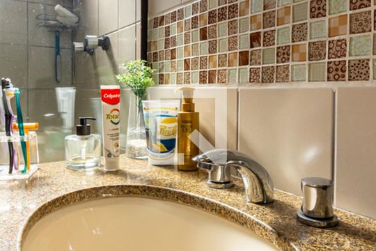 Compra apartamento na Bela Vista com 2 quartos, piscina e churrasqueira no condomínio. — Suíte - Banheiro