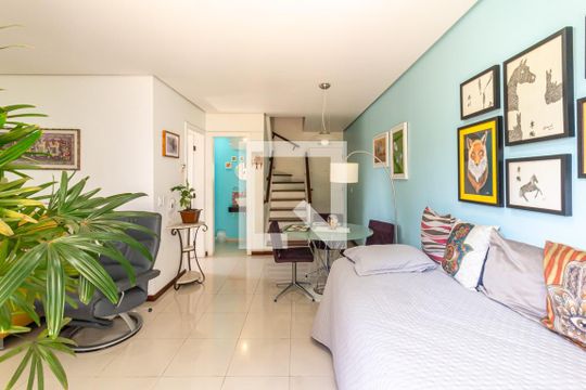 Compra apartamento na Bela Vista com 2 quartos, piscina e churrasqueira no condomínio. — Sala
