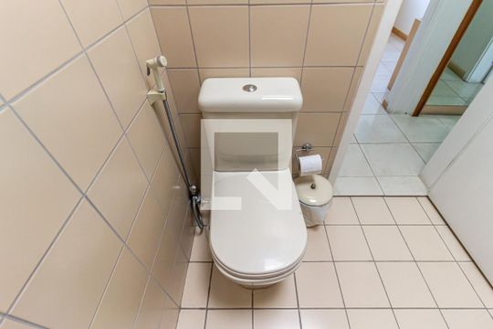 Compra apartamento na Bela Vista com 2 quartos, piscina e churrasqueira no condomínio. — Suíte 2 - Banheiro