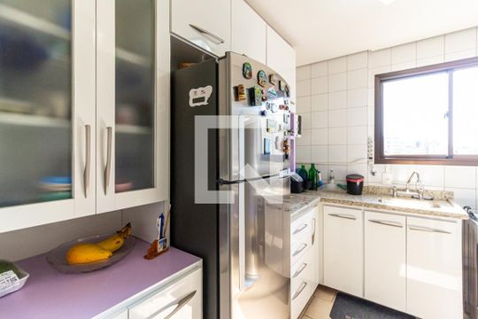 Compra apartamento na Bela Vista com 2 quartos, piscina e churrasqueira no condomínio. — Cozinha