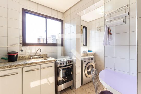 Compra apartamento na Bela Vista com 2 quartos, piscina e churrasqueira no condomínio. — Cozinha
