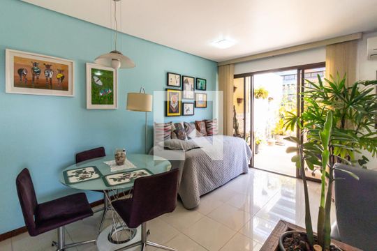 Compra apartamento na Bela Vista com 2 quartos, piscina e churrasqueira no condomínio. — Sala