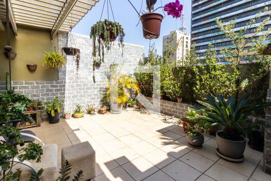 Compra apartamento na Bela Vista com 2 quartos, piscina e churrasqueira no condomínio. — Sala - Quintal/Varanda