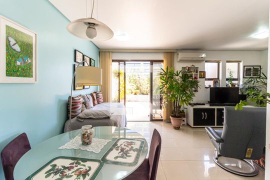 Compra apartamento na Bela Vista com 2 quartos, piscina e churrasqueira no condomínio. — Sala