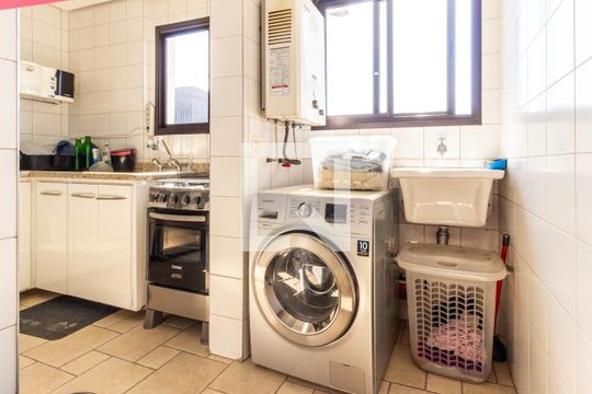 Compra apartamento na Bela Vista com 2 quartos, piscina e churrasqueira no condomínio. — Área de Serviço