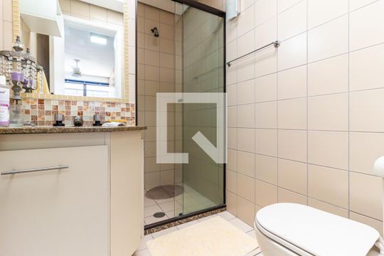 Compra apartamento na Bela Vista com 2 quartos, piscina e churrasqueira no condomínio. — Suíte 2 - Banheiro
