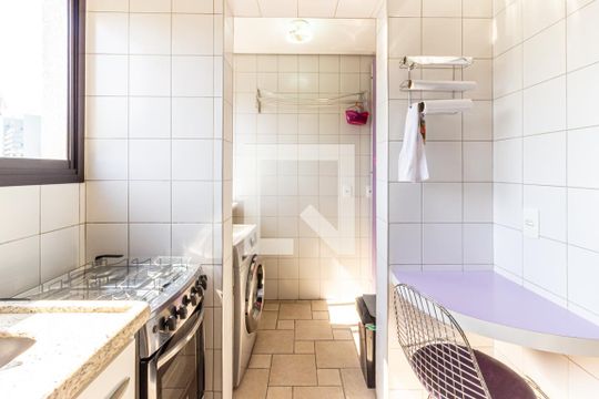 Compra apartamento na Bela Vista com 2 quartos, piscina e churrasqueira no condomínio. — Cozinha