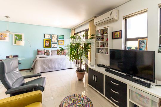 Compra apartamento na Bela Vista com 2 quartos, piscina e churrasqueira no condomínio. — Sala