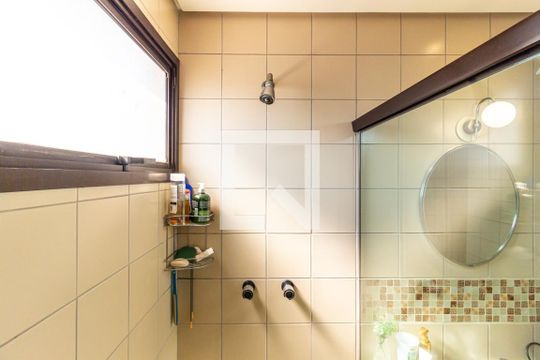 Compra apartamento na Bela Vista com 2 quartos, piscina e churrasqueira no condomínio. — Suíte - Banheiro