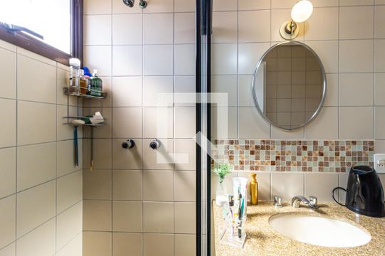 Compra apartamento na Bela Vista com 2 quartos, piscina e churrasqueira no condomínio. — Suíte - Banheiro
