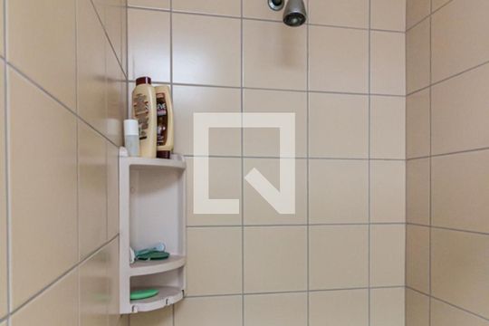 Compra apartamento na Bela Vista com 2 quartos, piscina e churrasqueira no condomínio. — Suíte 2 - Banheiro