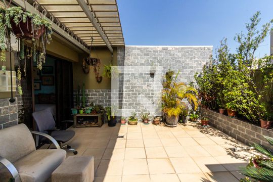 Compra apartamento na Bela Vista com 2 quartos, piscina e churrasqueira no condomínio. — Sala - Quintal/Varanda