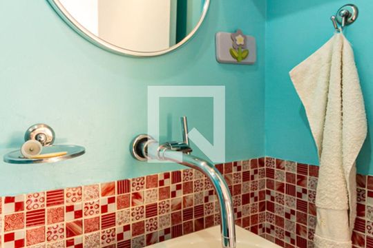 Compra apartamento na Bela Vista com 2 quartos, piscina e churrasqueira no condomínio. — Sala - Lavabo