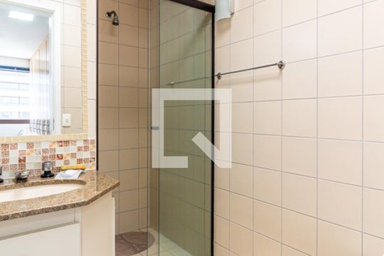Compra apartamento na Bela Vista com 2 quartos, piscina e churrasqueira no condomínio. — Suíte 2 - Banheiro
