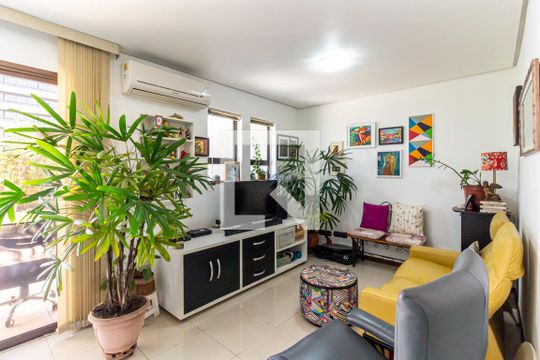 Compra apartamento na Bela Vista com 2 quartos, piscina e churrasqueira no condomínio. — Sala