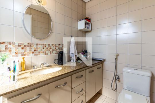 Compra apartamento na Bela Vista com 2 quartos, piscina e churrasqueira no condomínio. — Suíte - Banheiro