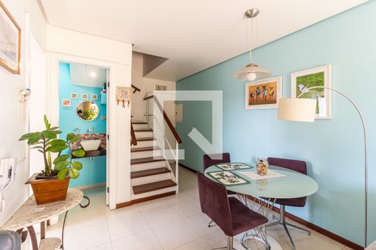 Compra apartamento na Bela Vista com 2 quartos, piscina e churrasqueira no condomínio. — Sala