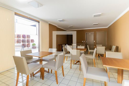 Compra apartamento na Bela Vista com 2 quartos, piscina e churrasqueira no condomínio. — Área Comum - Salão de Festas